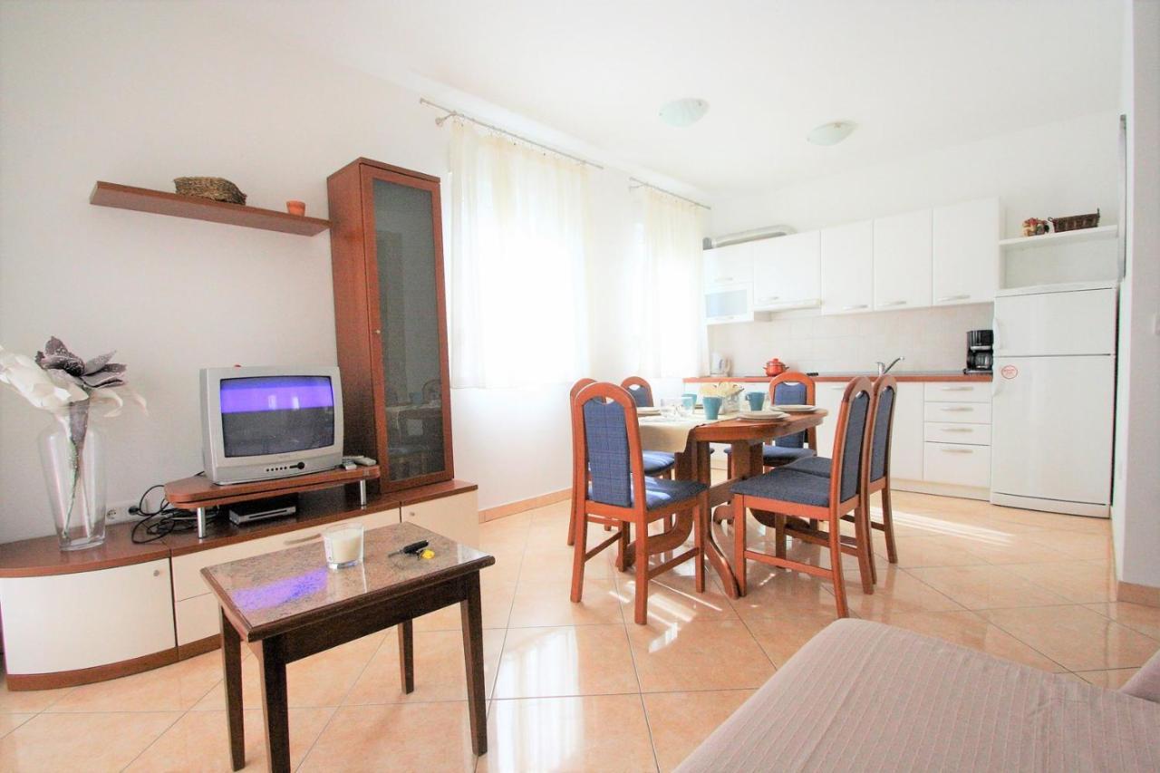 Apartment Mendikovic Пореч Екстер'єр фото